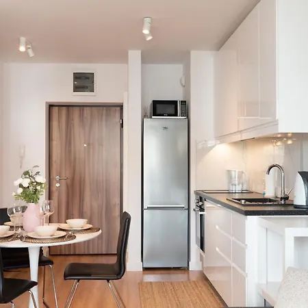 Rakowska - Miejsce W Garazu W Cenie - Parking Spot Included アパート *