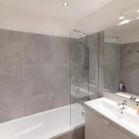 Rakowska - Miejsce W Garazu W Cenie - Parking Spot Included * ワルシャワ