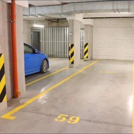 Rakowska - Miejsce W Garazu W Cenie - Parking Spot Included شقة