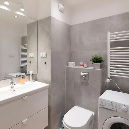 Rakowska - Miejsce W Garazu W Cenie - Parking Spot Included شقة *